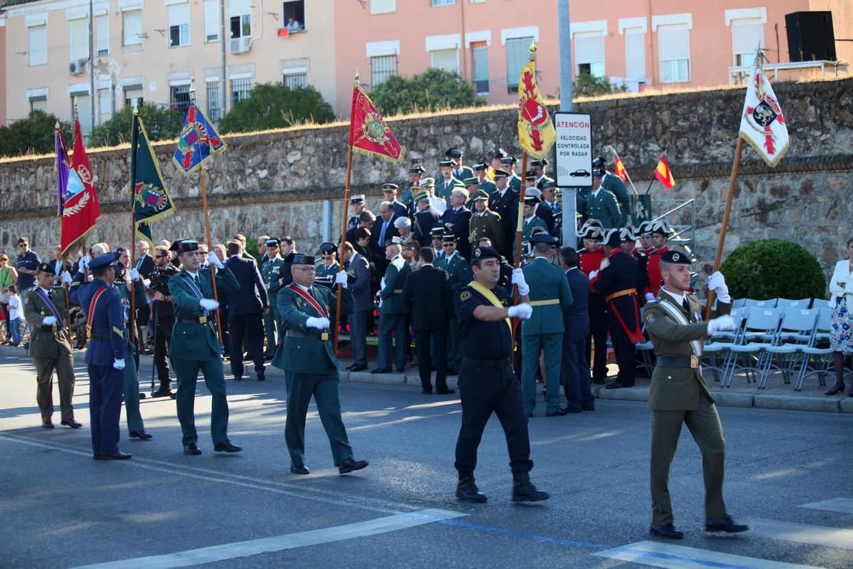 Imágenes del desfile en Badajoz con motivo del Día de la Guardia Civil