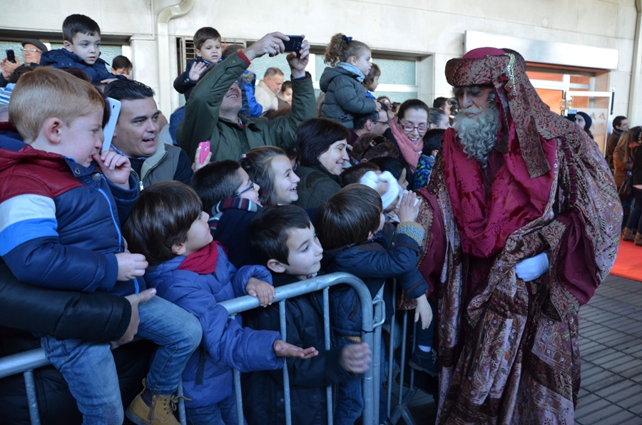 Miles de niños disfrutan de la llegada de los Reyes Magos de Oriente a Badajoz Parte I