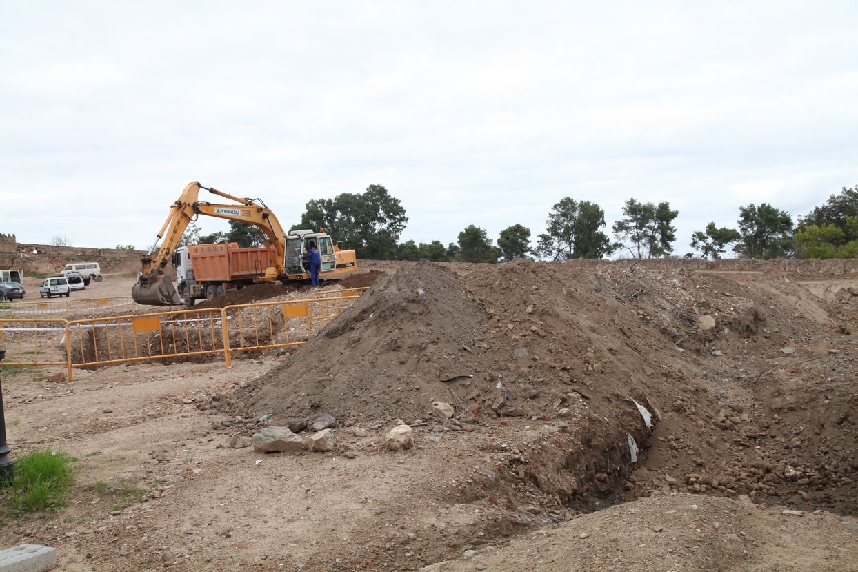 Comienzan los movimientos de tierra para el nuevo parking de El Campillo