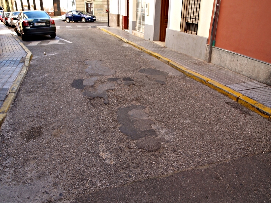 Vecinos del Casco Antiguo recogen firmas para que pavimenten varias calles