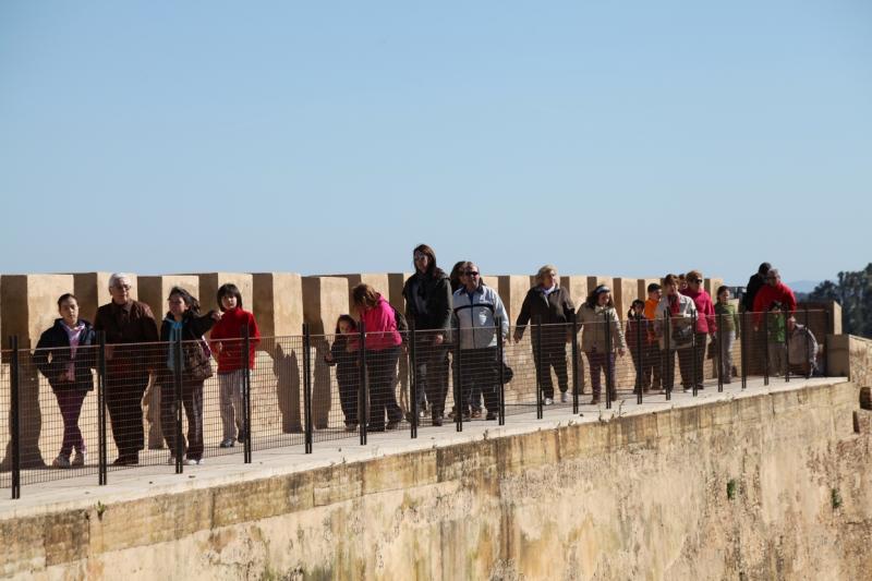 Mayores y niños buscan el tesoro perdido en la Alcazaba