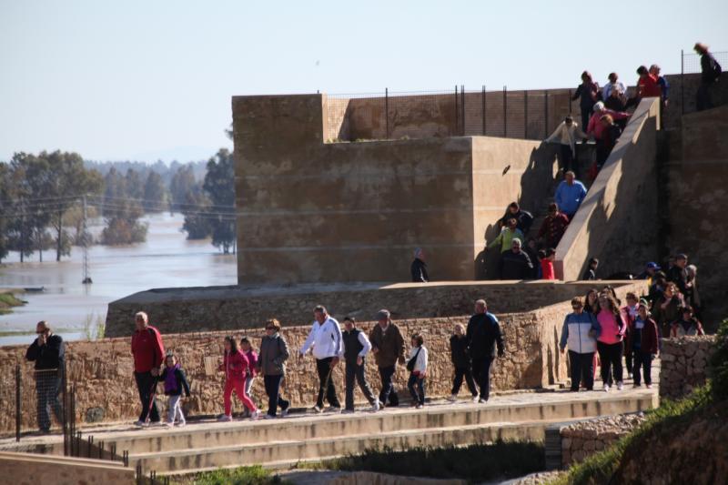 Mayores y niños buscan el tesoro perdido en la Alcazaba