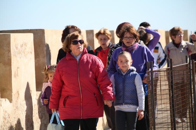 Mayores y niños buscan el tesoro perdido en la Alcazaba