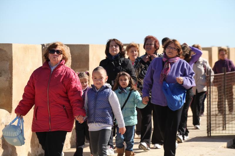 Mayores y niños buscan el tesoro perdido en la Alcazaba