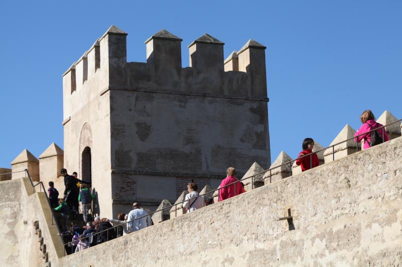 Mayores y niños buscan el tesoro perdido en la Alcazaba