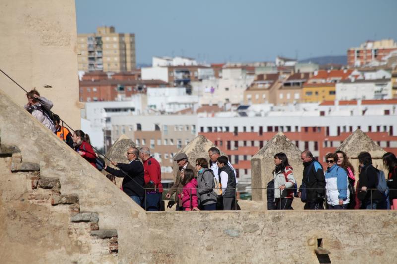 Mayores y niños buscan el tesoro perdido en la Alcazaba