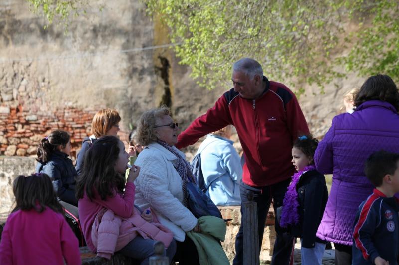 Mayores y niños buscan el tesoro perdido en la Alcazaba