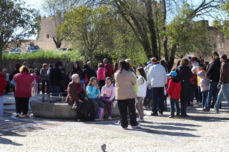 Mayores y niños buscan el tesoro perdido en la Alcazaba