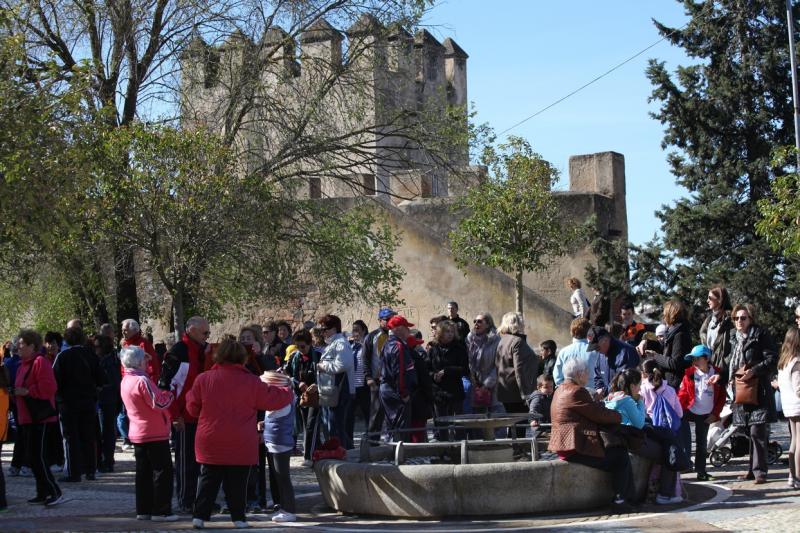 Mayores y niños buscan el tesoro perdido en la Alcazaba