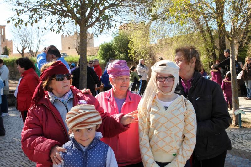 Mayores y niños buscan el tesoro perdido en la Alcazaba