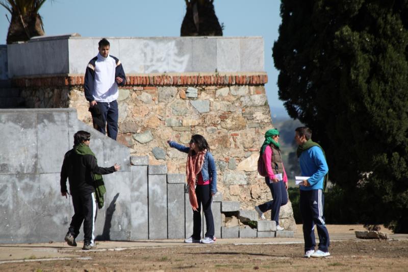 Mayores y niños buscan el tesoro perdido en la Alcazaba