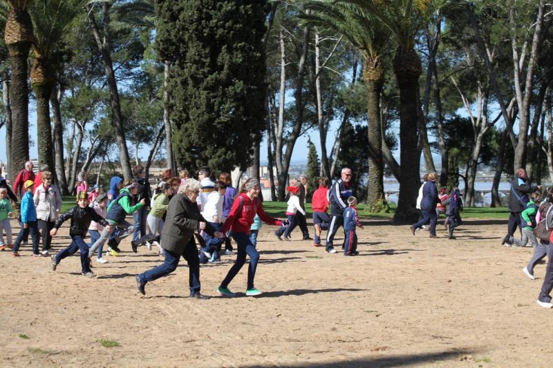 Mayores y niños buscan el tesoro perdido en la Alcazaba