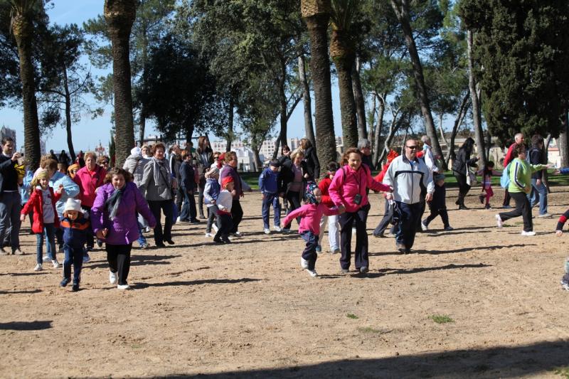 Mayores y niños buscan el tesoro perdido en la Alcazaba