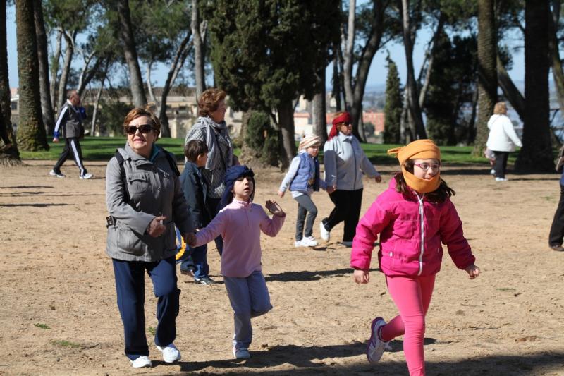 Mayores y niños buscan el tesoro perdido en la Alcazaba