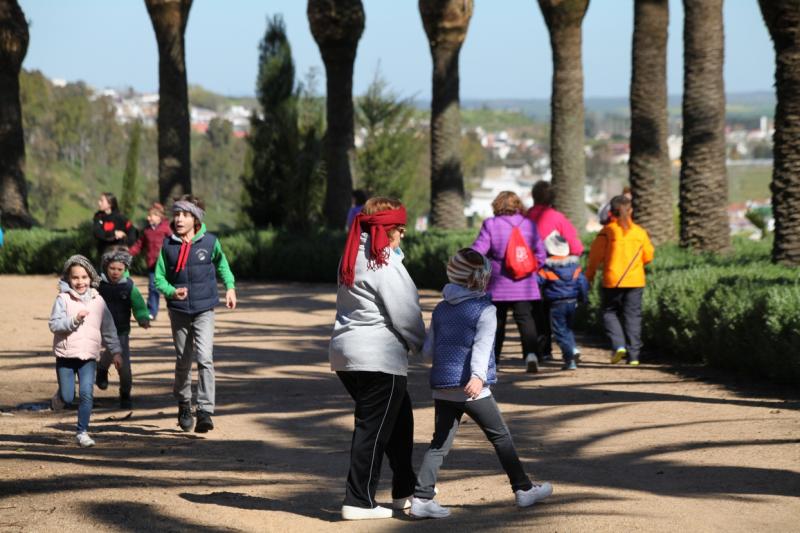 Mayores y niños buscan el tesoro perdido en la Alcazaba