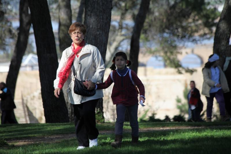 Mayores y niños buscan el tesoro perdido en la Alcazaba