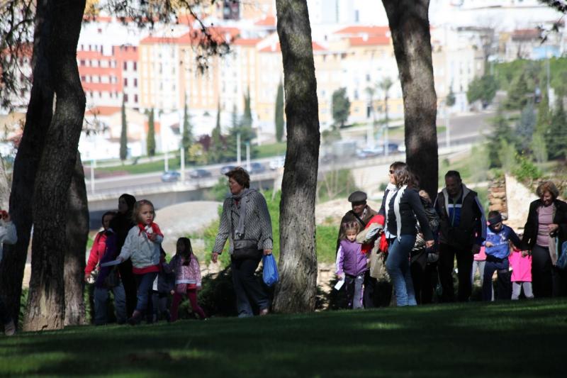 Mayores y niños buscan el tesoro perdido en la Alcazaba