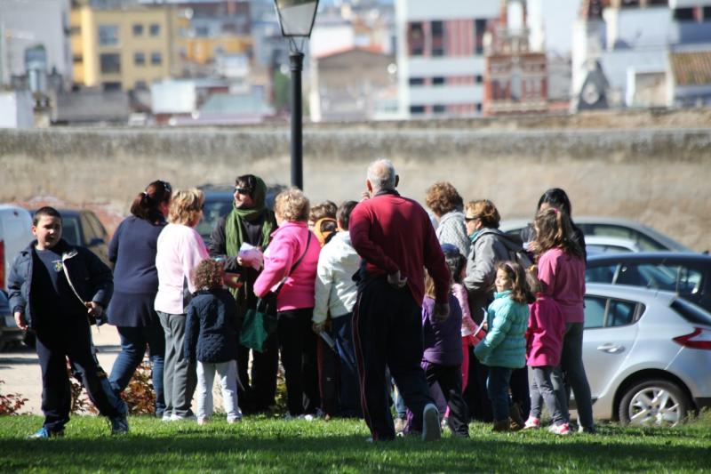 Mayores y niños buscan el tesoro perdido en la Alcazaba