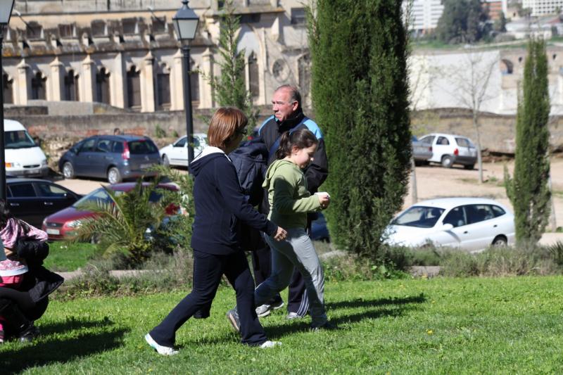 Mayores y niños buscan el tesoro perdido en la Alcazaba