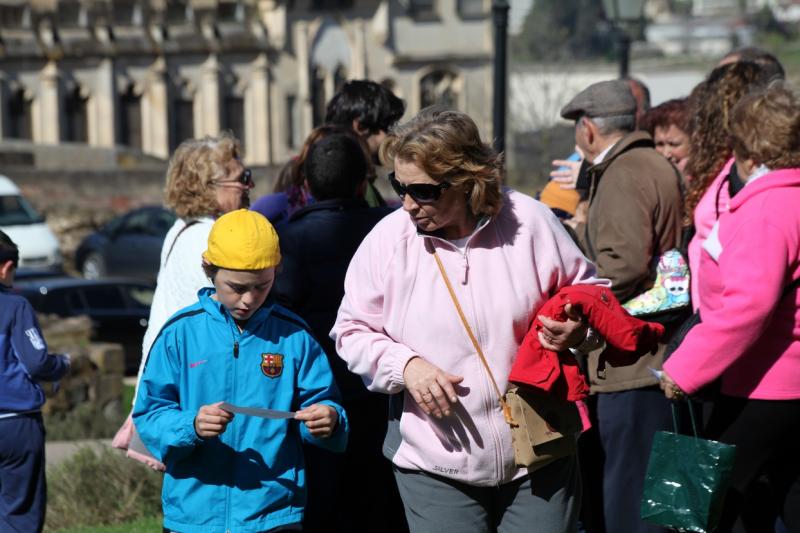 Mayores y niños buscan el tesoro perdido en la Alcazaba