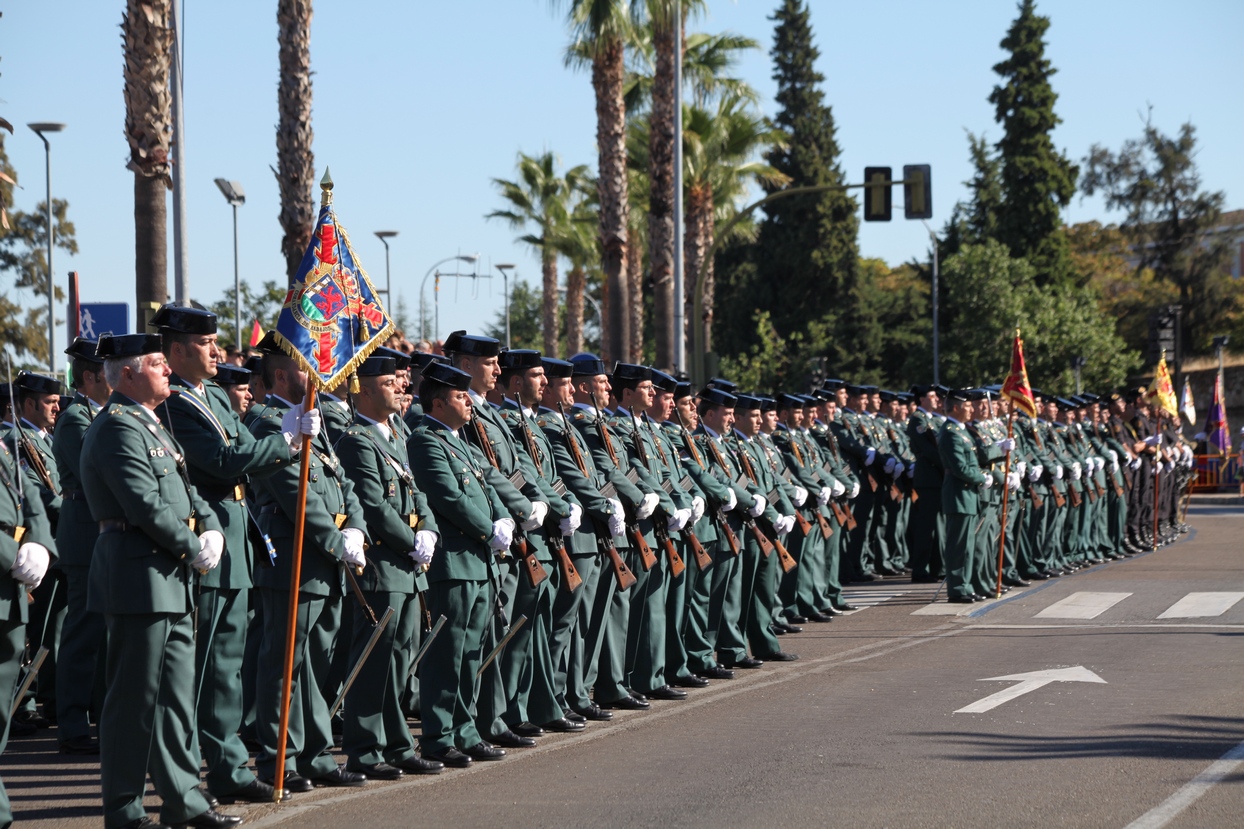 Imágenes del desfile en Badajoz con motivo del Día de la Guardia Civil