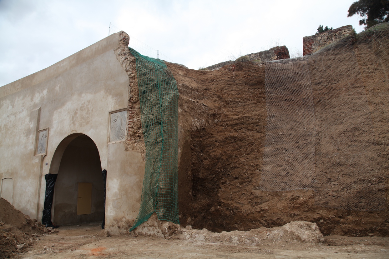 Hallan restos arqueológicos frente a Puerta Trinidad