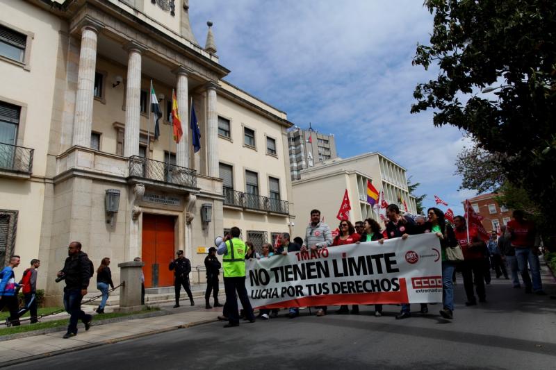 Unos 2.000 manifestantes recorren las calles de Badajoz el día del trabajador