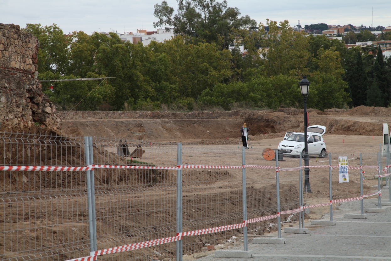 Comienzan los movimientos de tierra para el nuevo parking de El Campillo