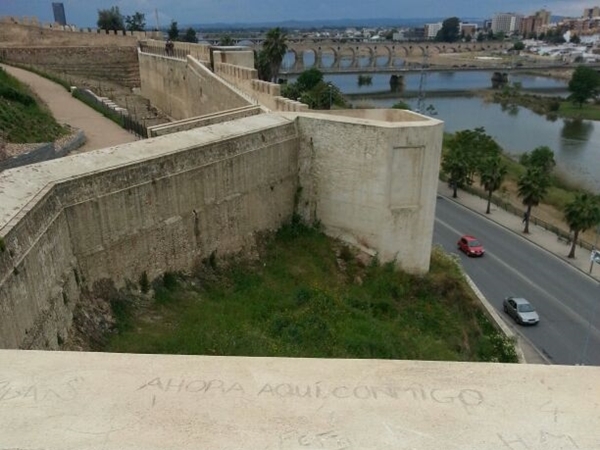 Numerosos actos vandálicos en la parte restaurada de la Alcazaba de Badajoz