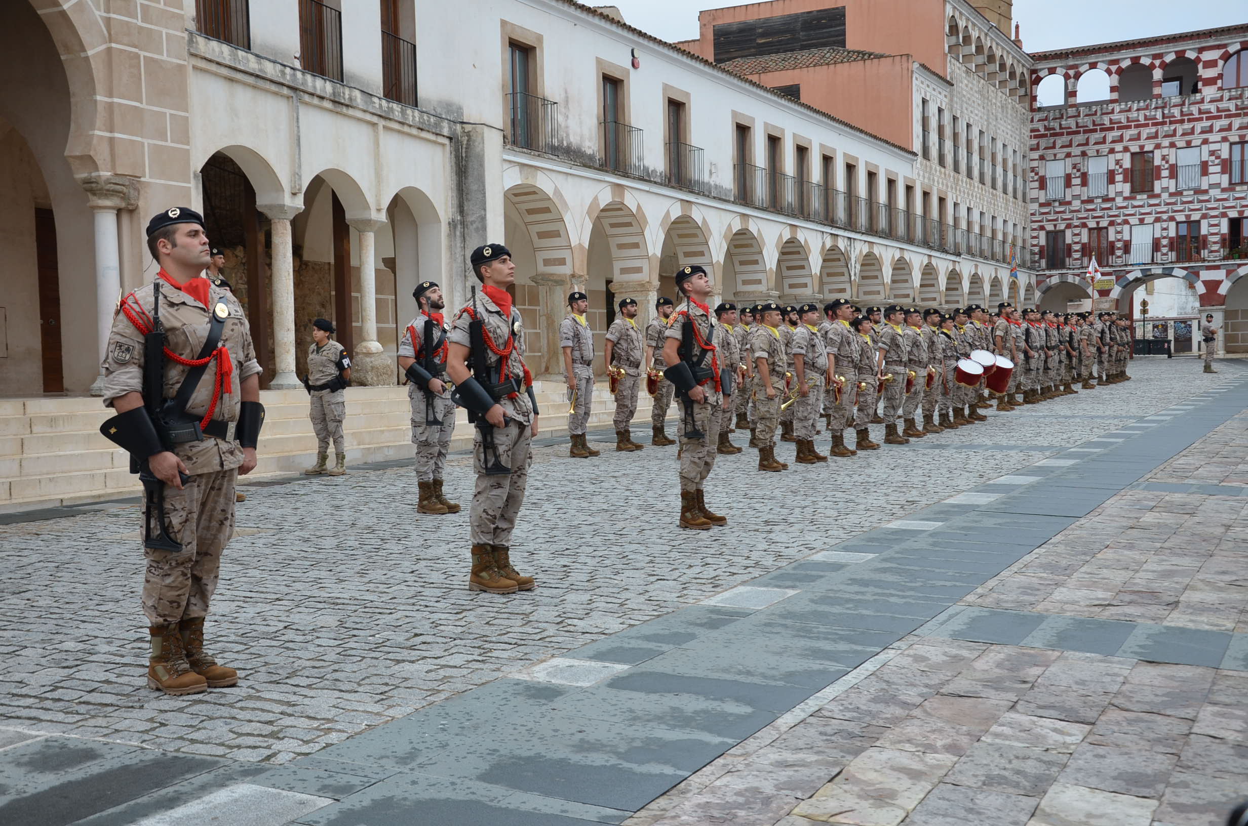 La lluvia respeta el toque de retreta militar