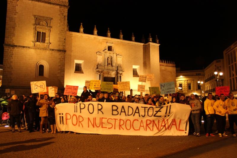 4000 pacenses defienden su Carnaval en la manifestación de ayer