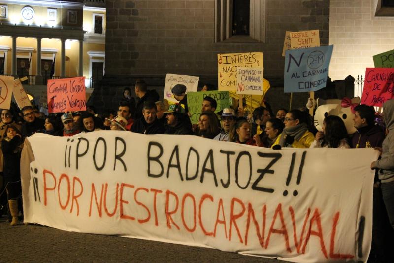 4000 pacenses defienden su Carnaval en la manifestación de ayer