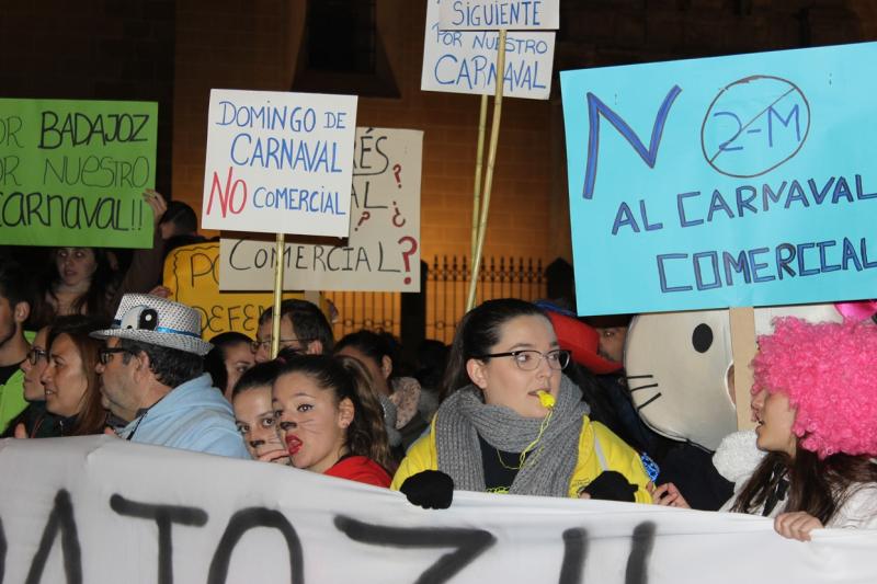 4000 pacenses defienden su Carnaval en la manifestación de ayer