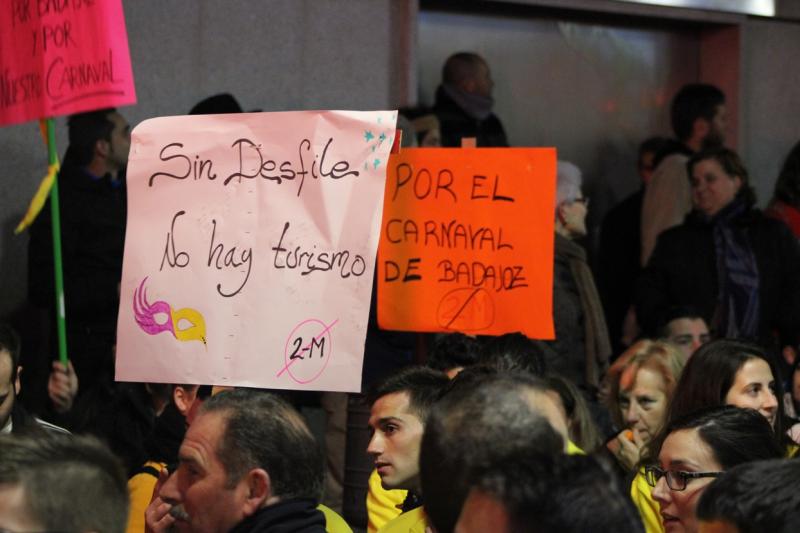 4000 pacenses defienden su Carnaval en la manifestación de ayer