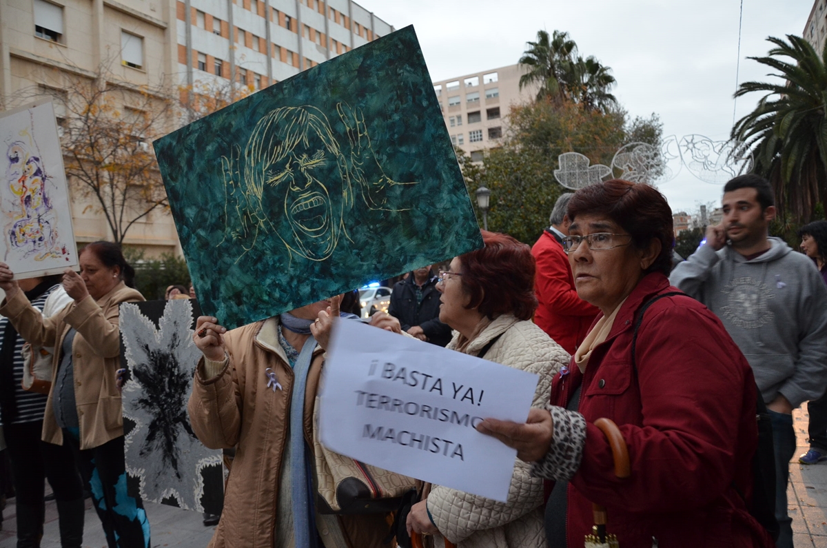 Imágenes de la manifestación contra la violencia de género en Badajoz