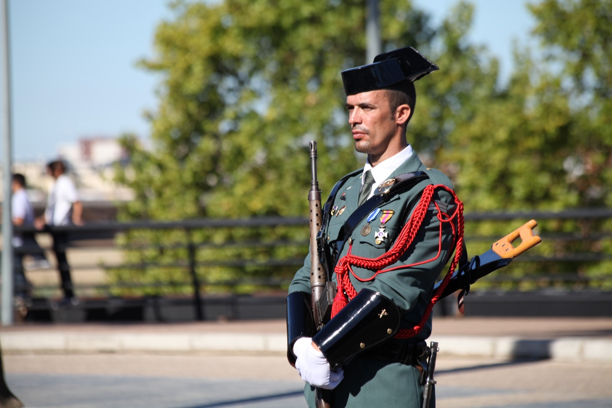 Imágenes del desfile en Badajoz con motivo del Día de la Guardia Civil