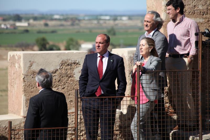 La Ministra, Ana Pastor, visita la Alcazaba de Badajoz