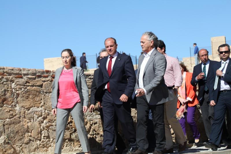 La Ministra, Ana Pastor, visita la Alcazaba de Badajoz