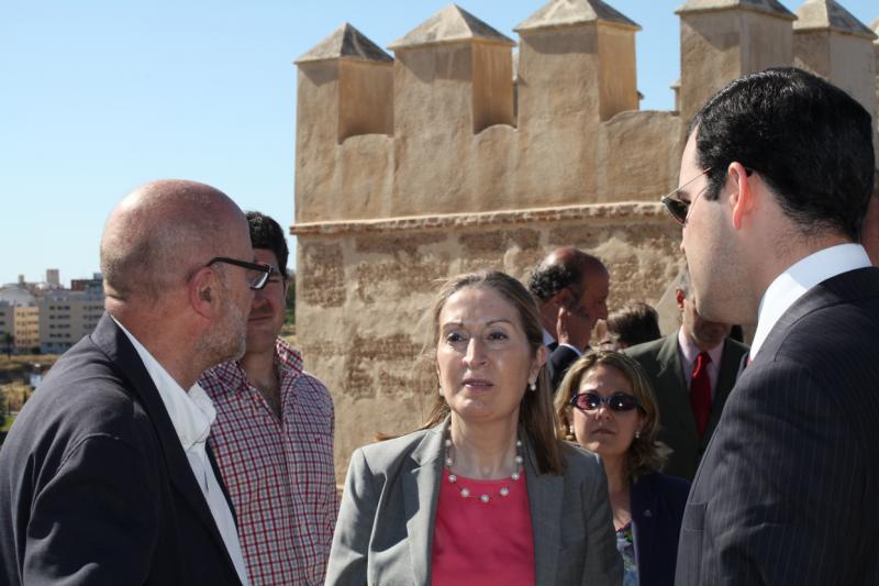 La Ministra, Ana Pastor, visita la Alcazaba de Badajoz