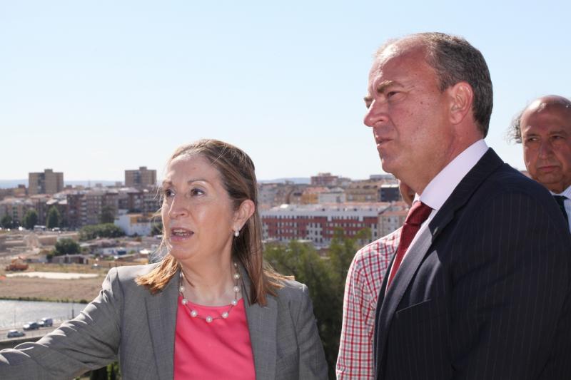 La Ministra, Ana Pastor, visita la Alcazaba de Badajoz