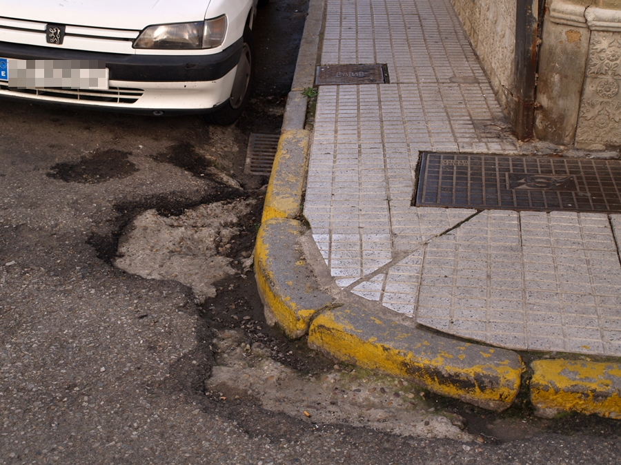 Vecinos del Casco Antiguo recogen firmas para que pavimenten varias calles