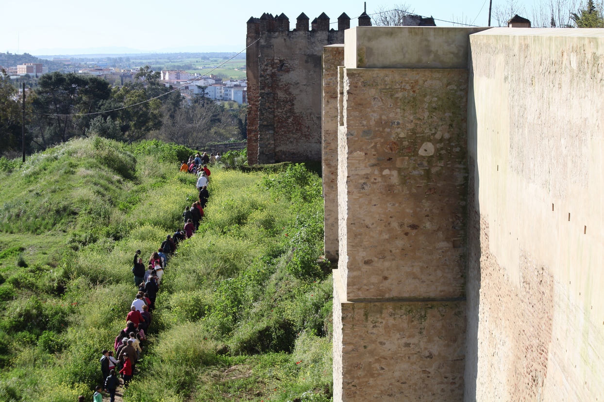 Mayores y niños buscan el tesoro perdido en la Alcazaba