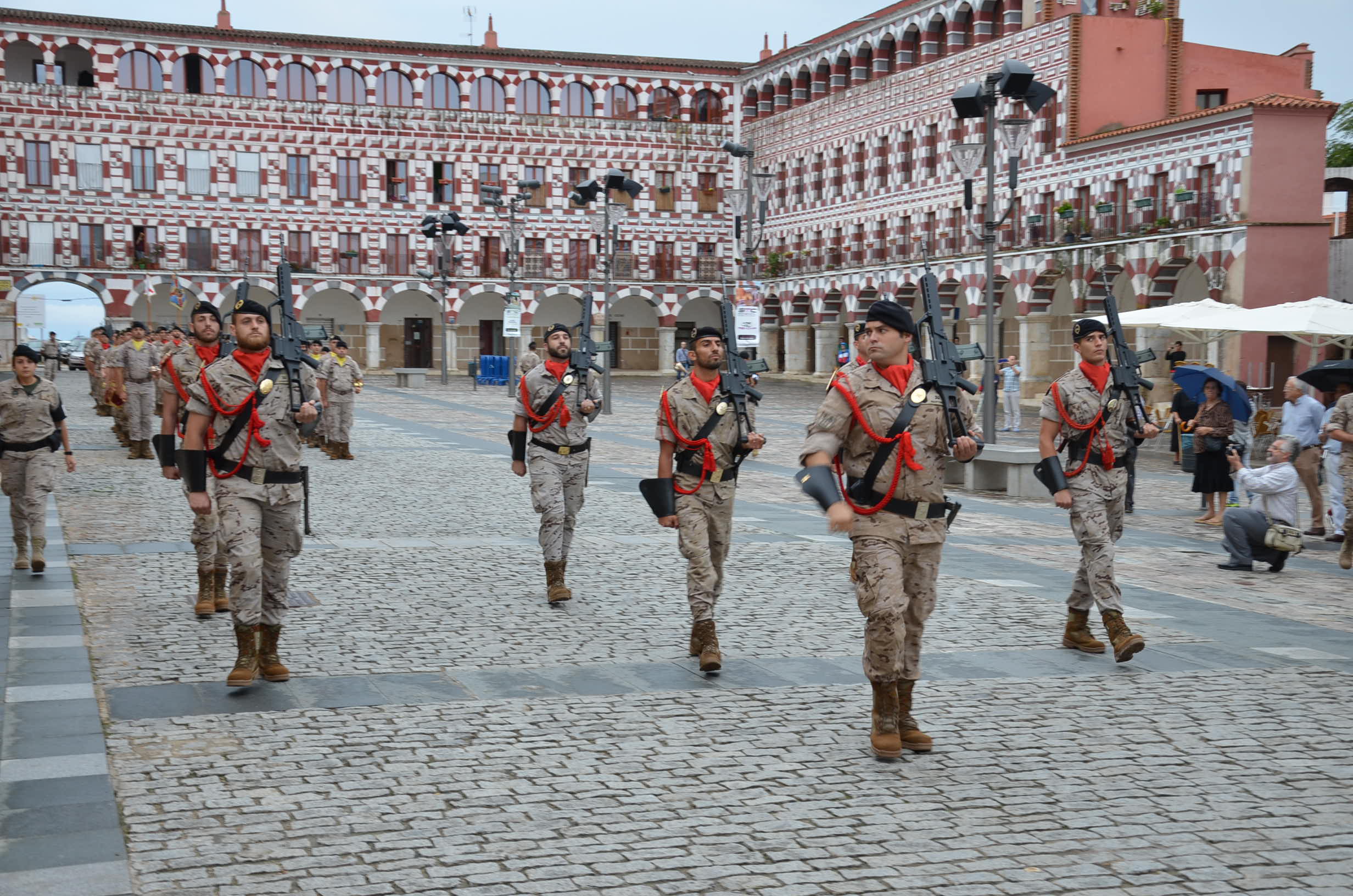 La lluvia respeta el toque de retreta militar