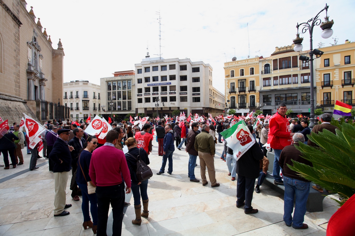 Unos 2.000 manifestantes recorren las calles de Badajoz el día del trabajador