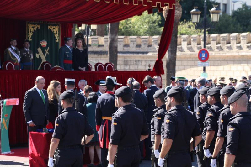 Imágenes del desfile en Badajoz con motivo del Día de la Guardia Civil