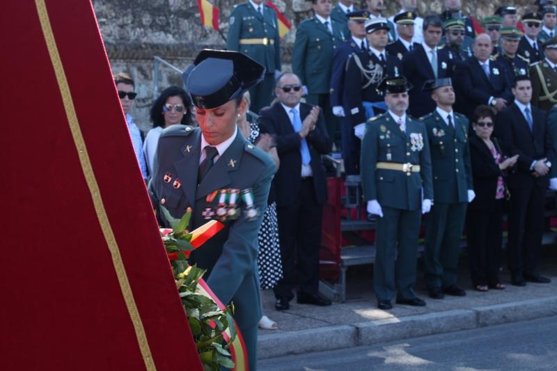 Imágenes del desfile en Badajoz con motivo del Día de la Guardia Civil