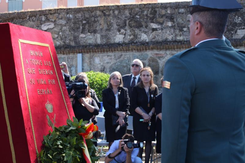 Imágenes del desfile en Badajoz con motivo del Día de la Guardia Civil