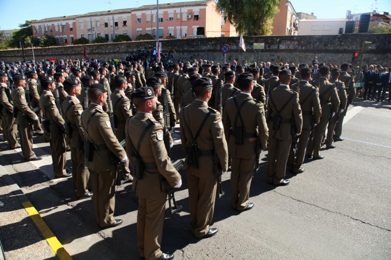 Imágenes del desfile en Badajoz con motivo del Día de la Guardia Civil