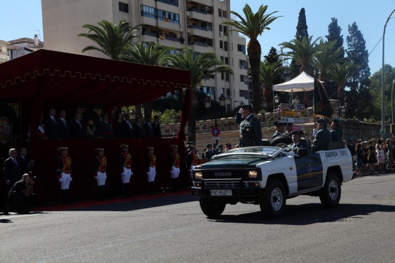 Imágenes del desfile en Badajoz con motivo del Día de la Guardia Civil