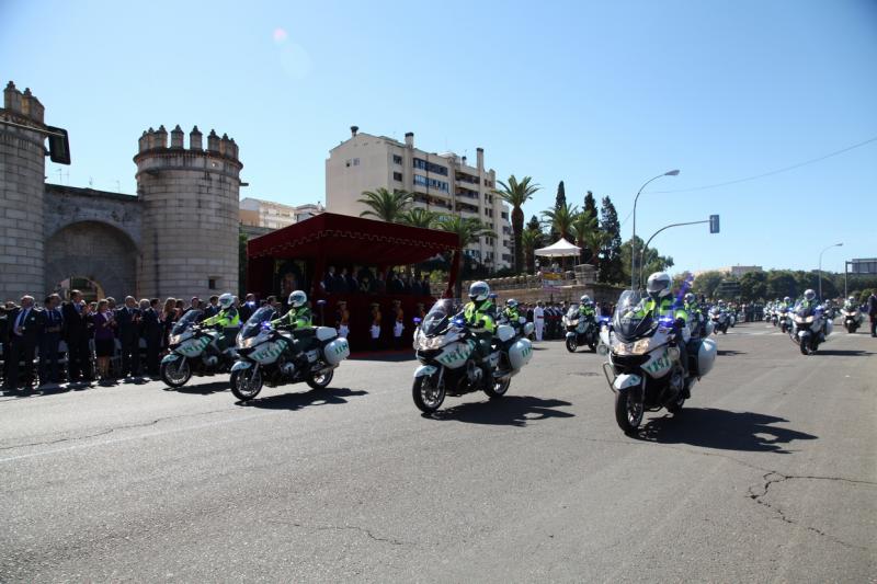 Imágenes del desfile en Badajoz con motivo del Día de la Guardia Civil